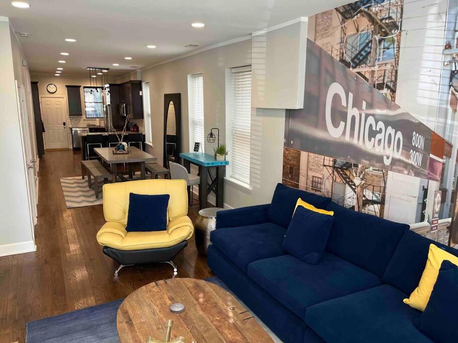 Trendy West Town Flat - 2 bed / 1.5 bath w parking photo 2