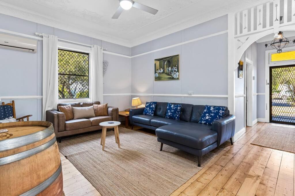 HOLIDAYS ON LOVE STREET / HUNTER VALLEY