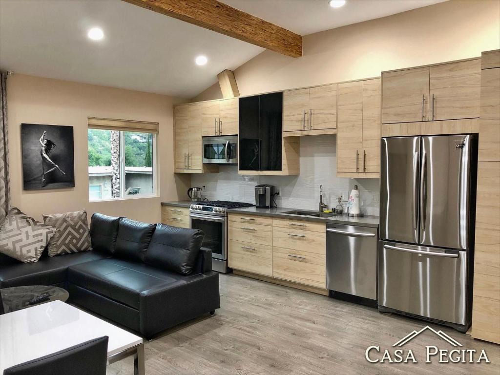New Contemporary Guest House in Studio City Hills image