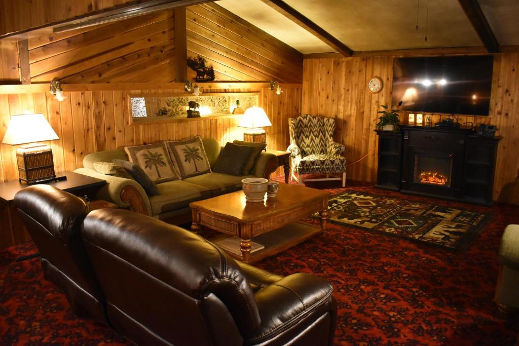 Silver Horseshoe Inn image