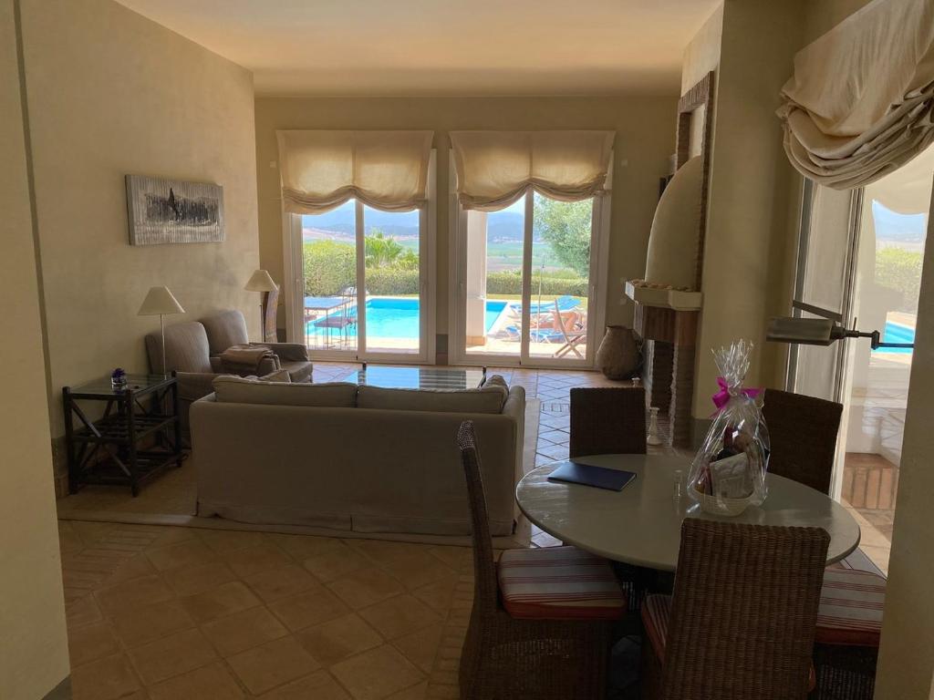 Charming 2 bedroom villa on Fairplay Golf course photo 4