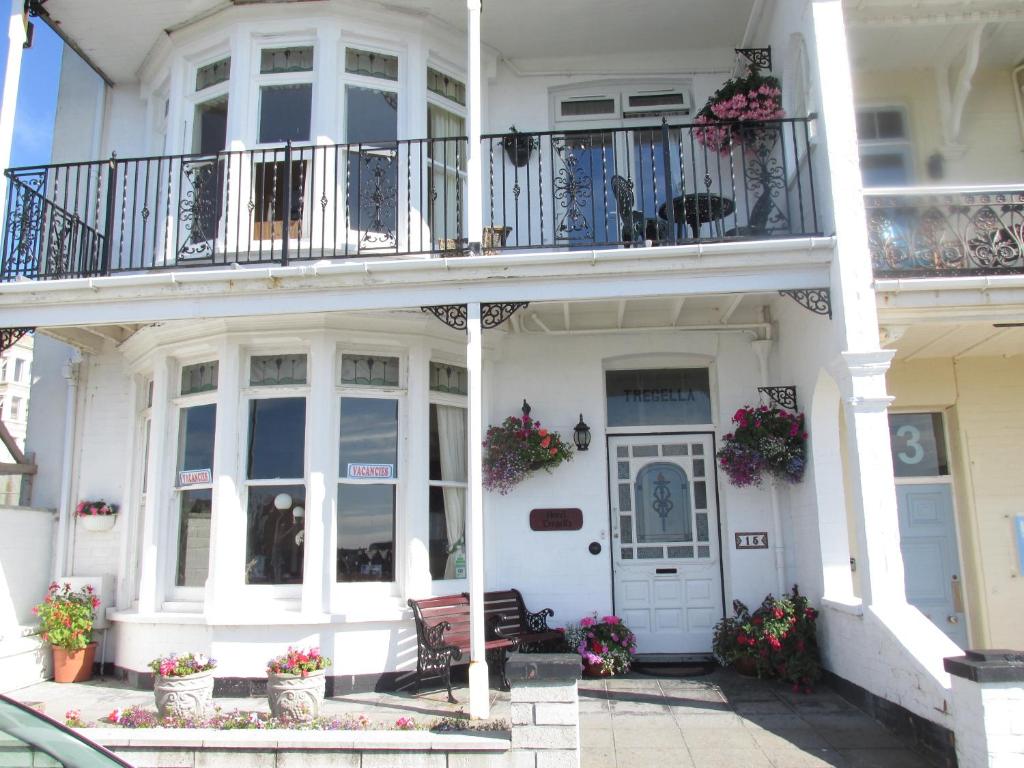 Tregella Guest House - Tap to explore photos