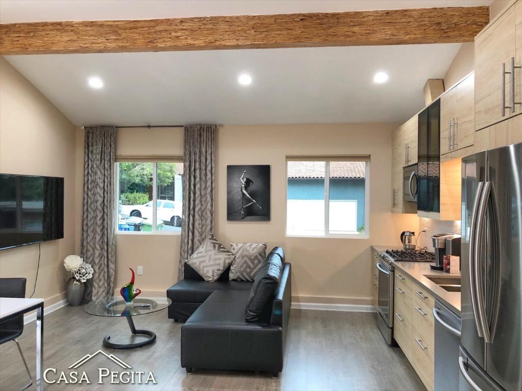 New Contemporary Guest House in Studio City Hills photo 4