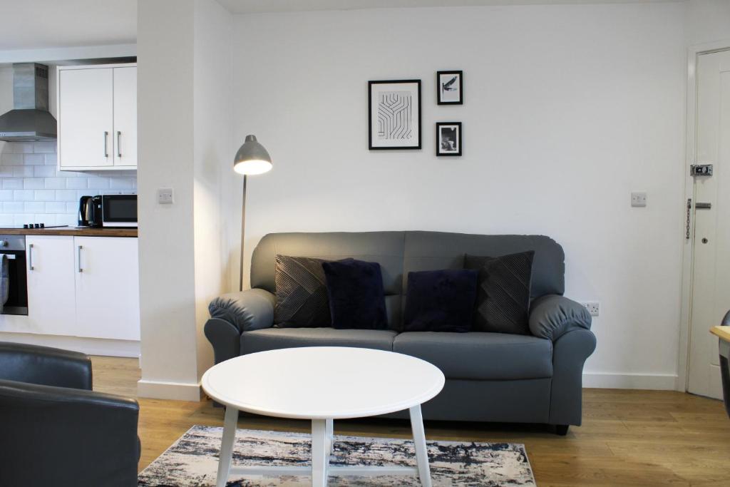 Abingdon - Private Flat with Garden & Parking 01 - Tap to explore photos