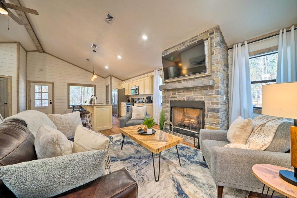 Chic Woodlands Escape with Hot Tub and Fire Pit! photo 4