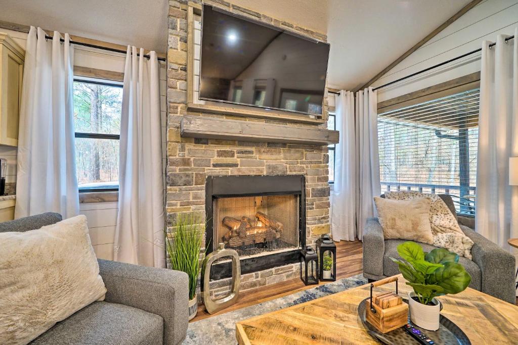 Chic Woodlands Escape with Hot Tub and Fire Pit! photo 3