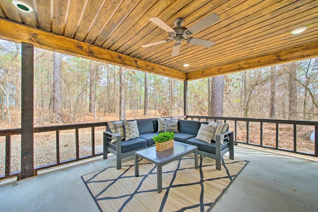 Chic Woodlands Escape with Hot Tub and Fire Pit! photo 1