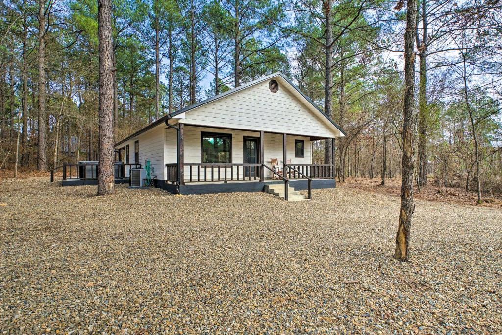Chic Woodlands Escape with Hot Tub and Fire Pit! photo 2