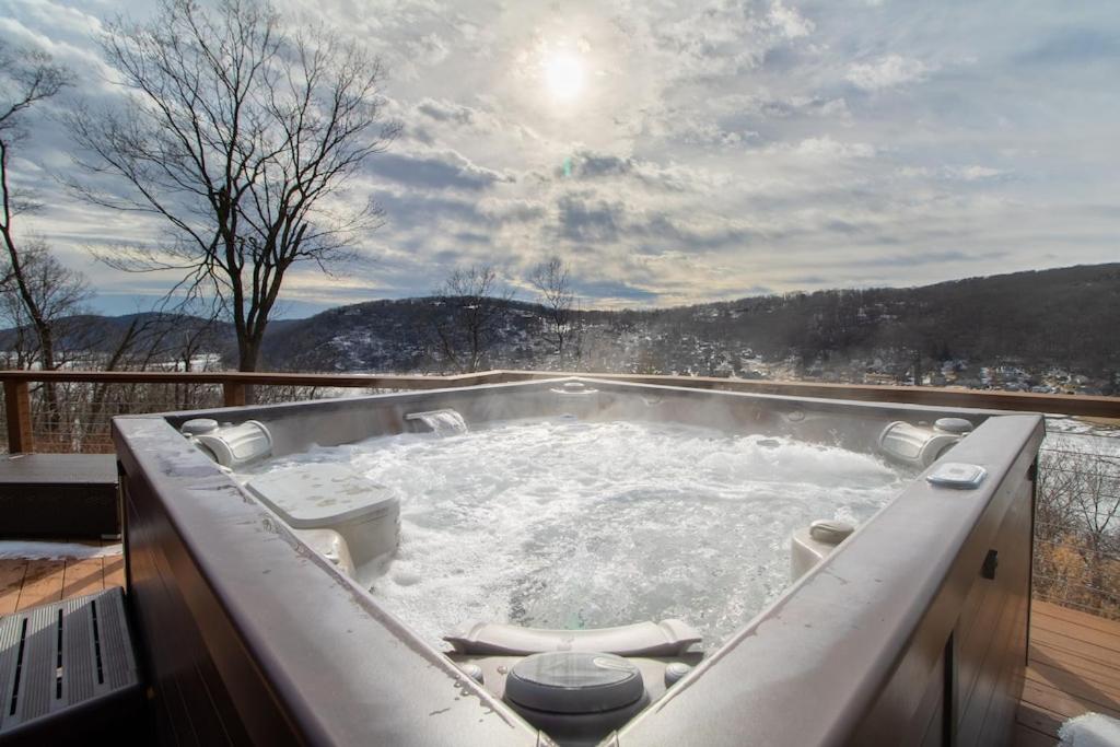 Exclusive High End Candlewood Lake retreat image