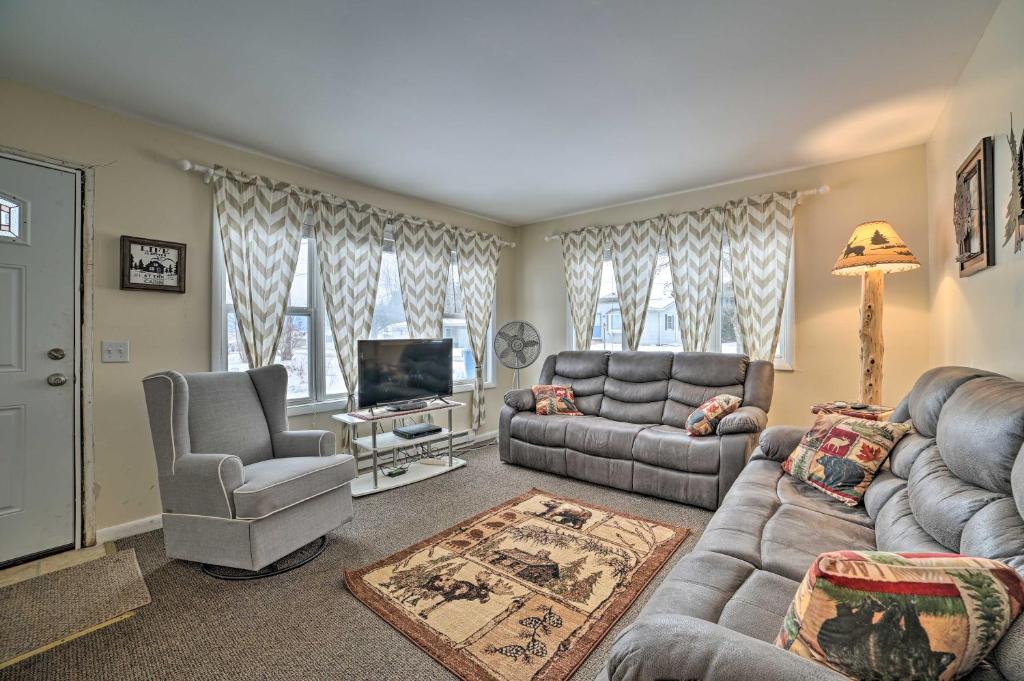 Cozy Houghton Lake Heights Cottage with Private Yard photo 4
