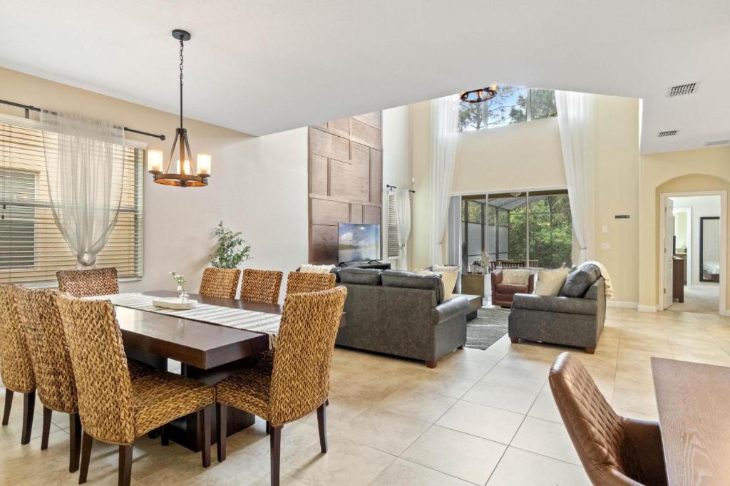 Spacious Vacation Home with Pool & Jacuzzi Near Disney photo 2