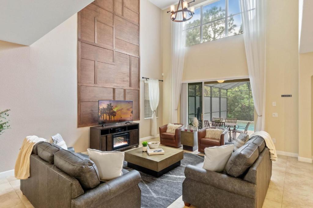 Spacious Vacation Home with Pool & Jacuzzi Near Disney photo 3