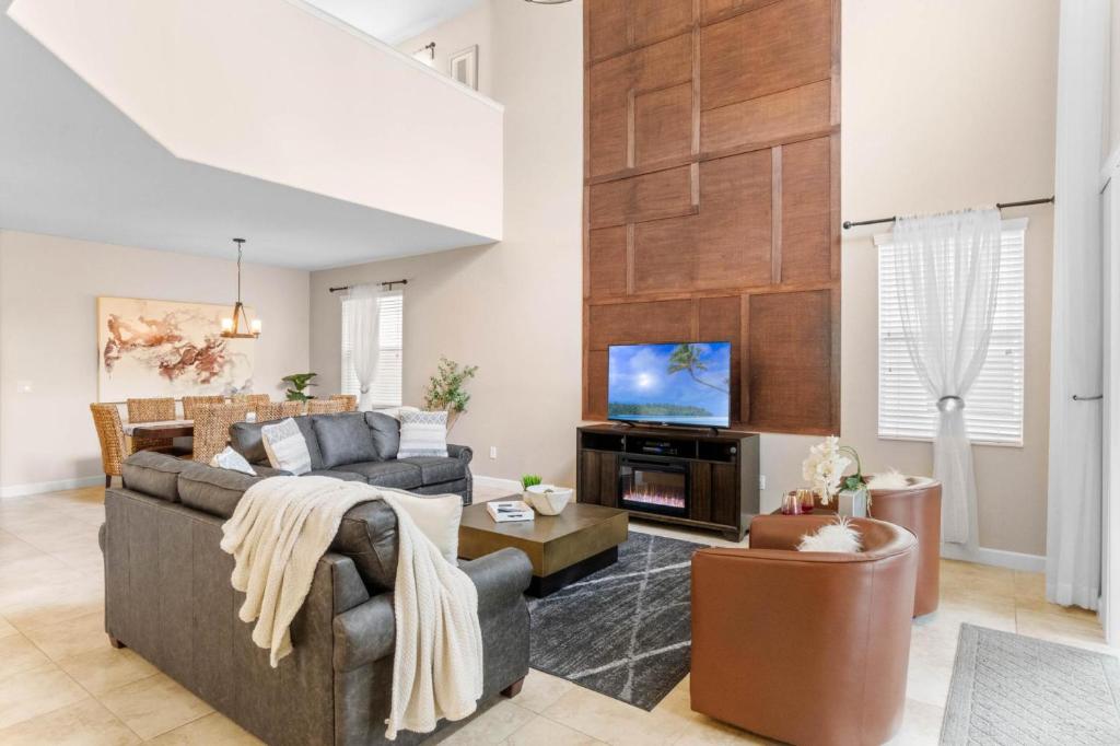 Spacious Vacation Home with Pool & Jacuzzi Near Disney photo 4