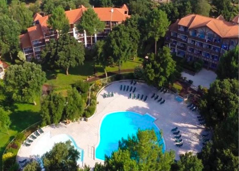 Great condo between golf course and beach