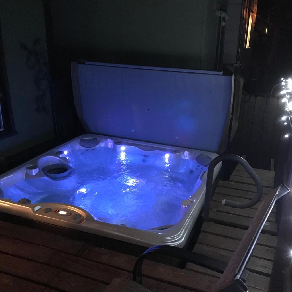 Downtown B&B with Jacuzzi image