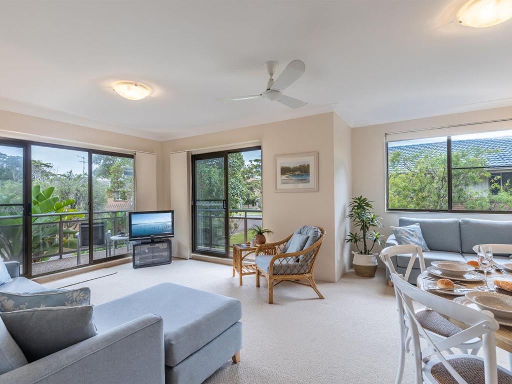 3 Victory Court 3 Columbia Cl spacious unit close to Little Beach photo 1