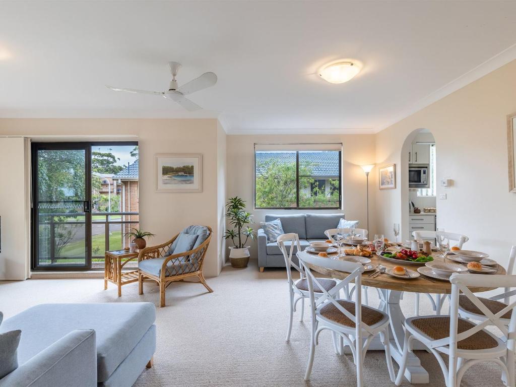 3 Victory Court 3 Columbia Cl spacious unit close to Little Beach photo 2