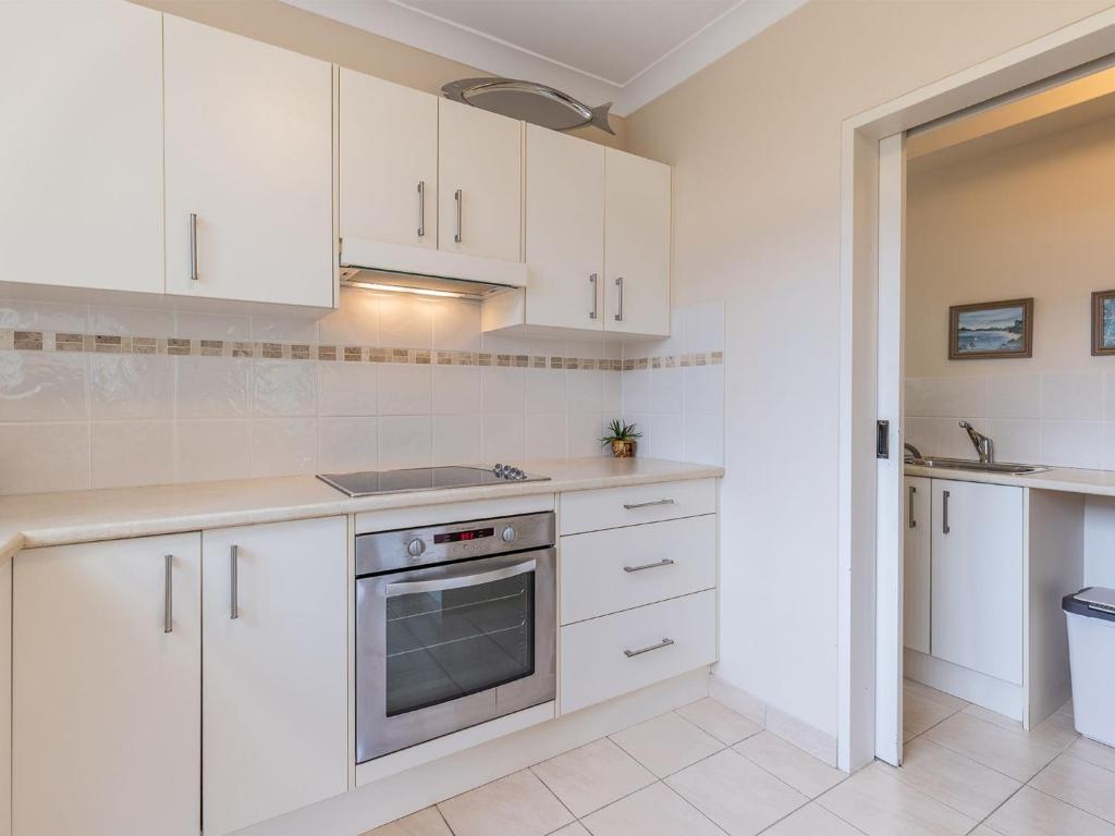 3 Victory Court 3 Columbia Cl spacious unit close to Little Beach photo 3