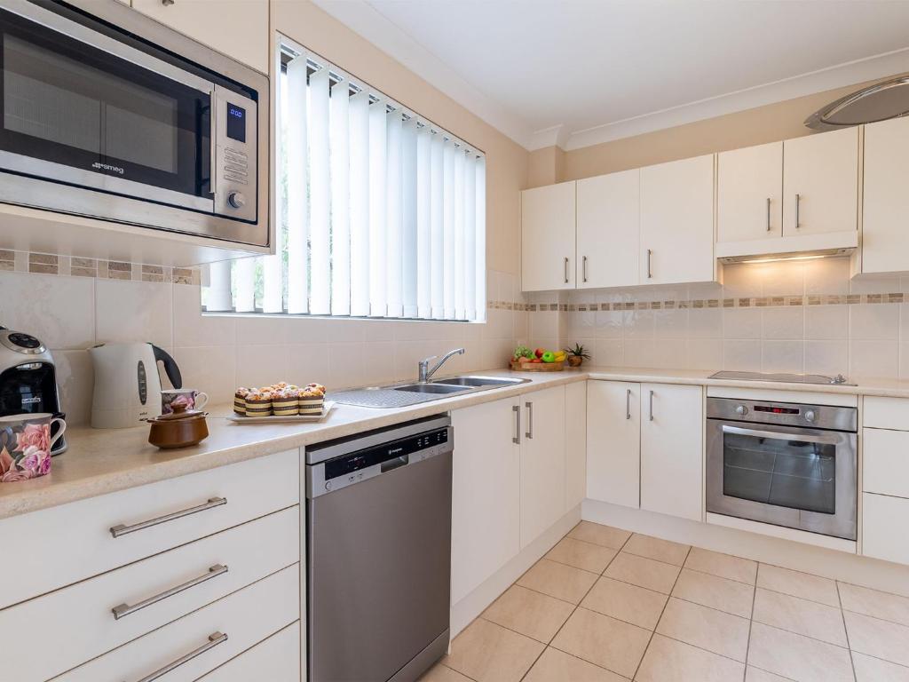3 Victory Court 3 Columbia Cl spacious unit close to Little Beach photo 4
