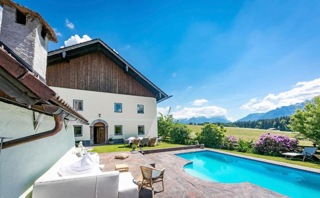Chalet Wiesengut, Pool, Sunbeds, BBQ, Bikes for free, 15 min to salzburg and beautifull lakes sound of music