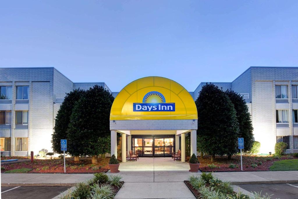 Days Inn by Wyndham Newport News City Center Oyster Point photo 1