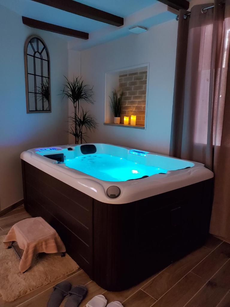 Jacuzzi privatif dans maison de village au calme photo 2