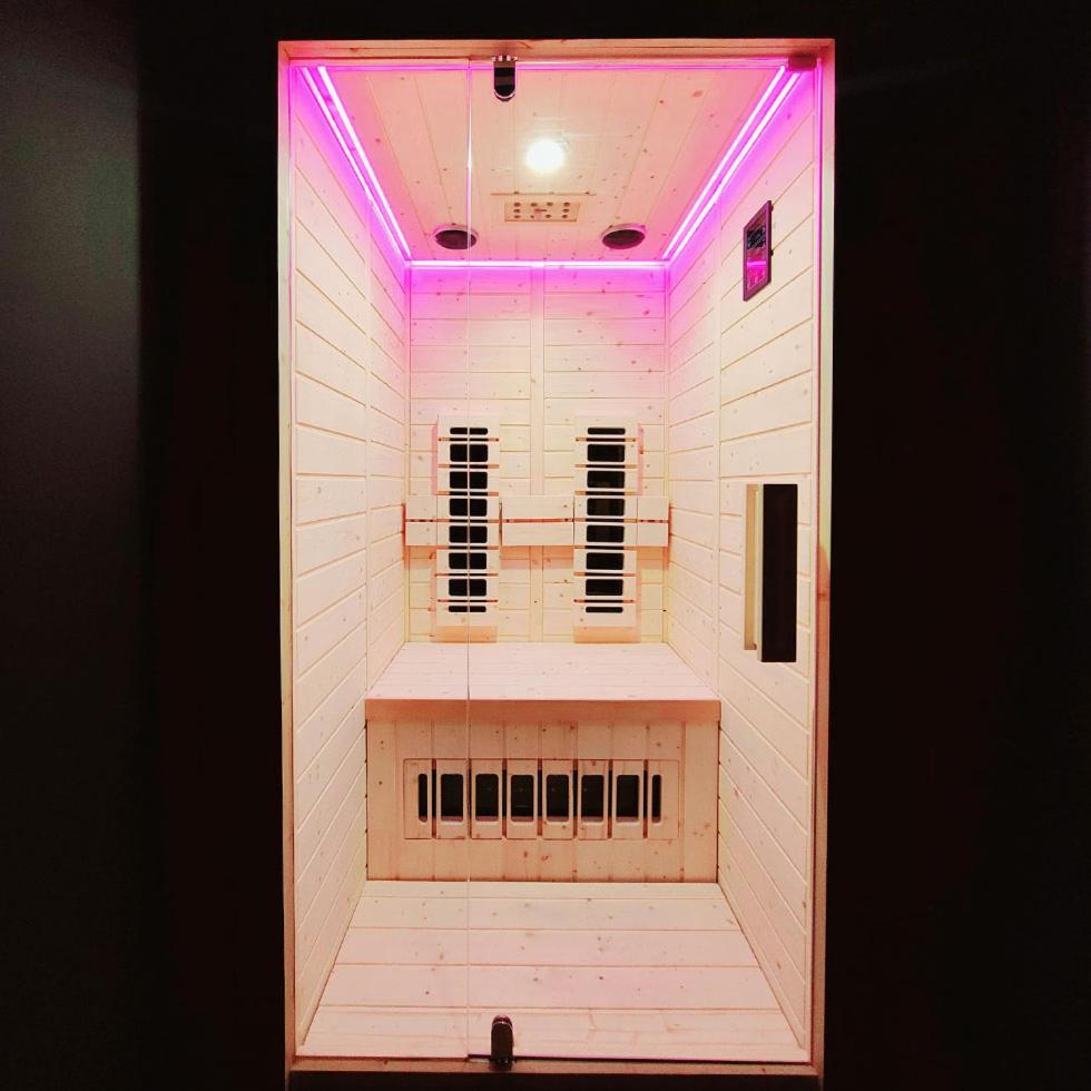 La Gaillardise - love room - Spa & Sauna - Espace privatif - Tap to explore photos