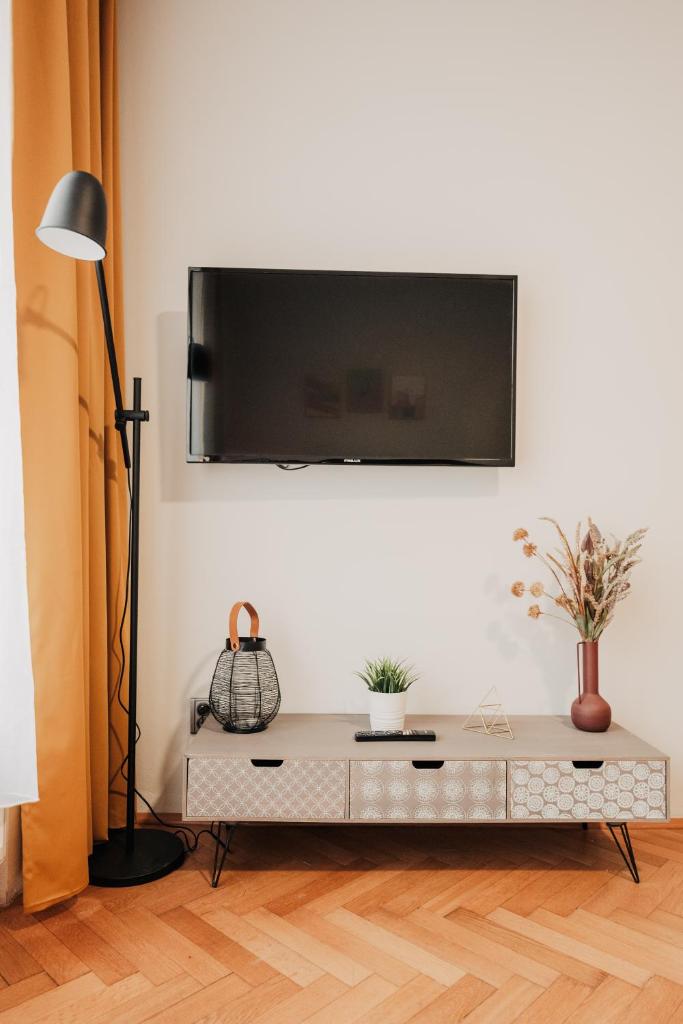 Elegant studio, 400m from the square photo 3