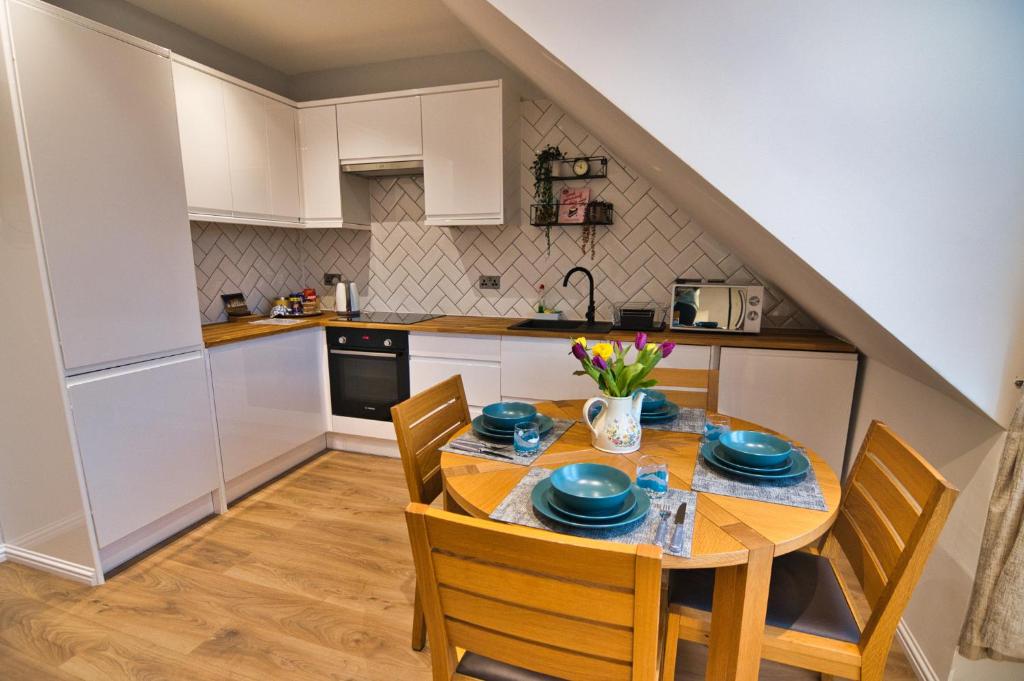 Modern & Cosy apartment in the heart of the historic old town of Aberdeen, free WiFi, free parking photo 2