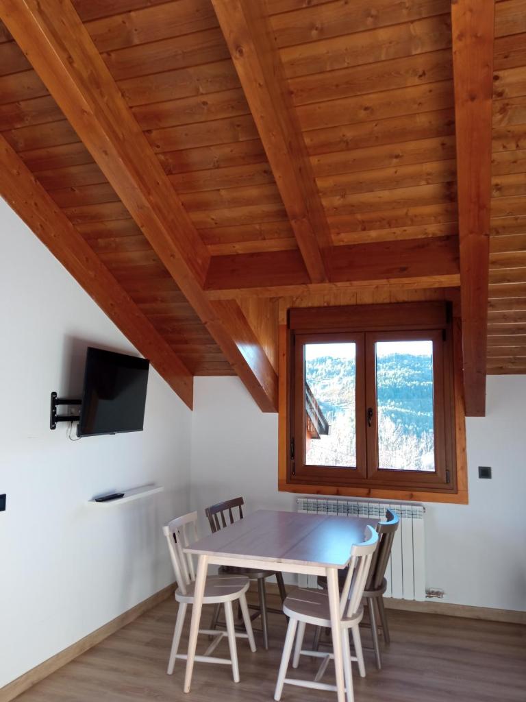 Apt Nuevos con caballos Fio de Neu Laspaules photo 2