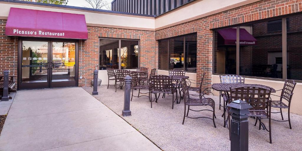 Holiday Inn Hotel & Suites Warren, an IHG Hotel photo 4