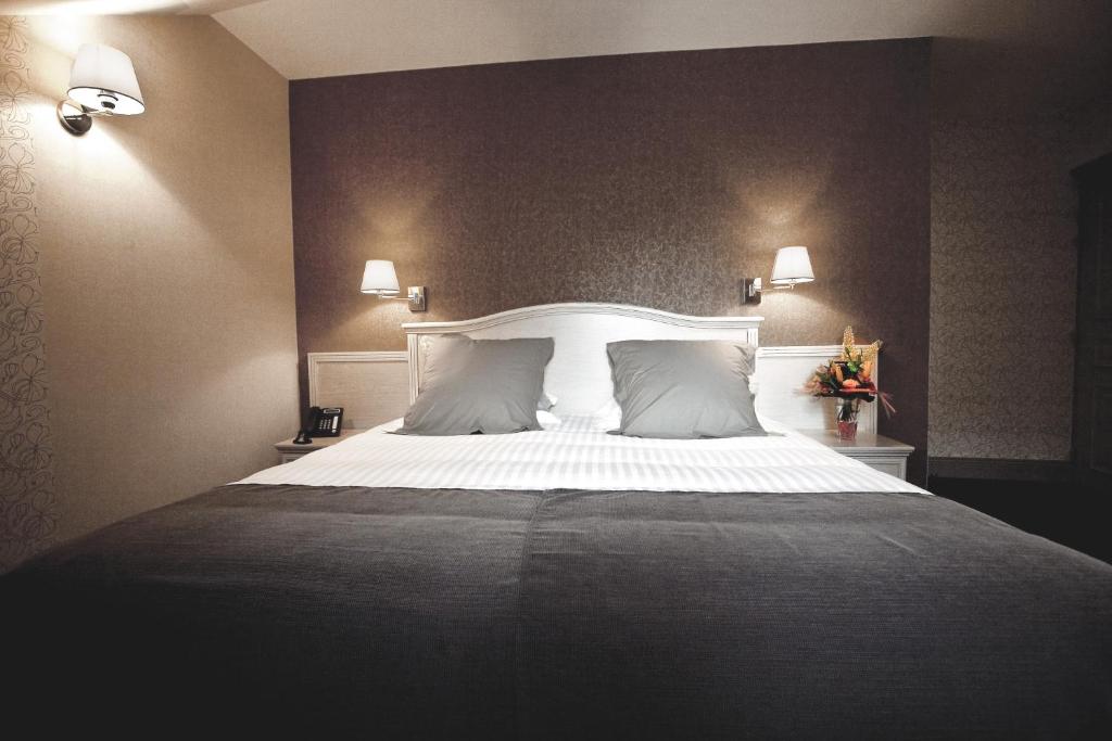 Best Western Le Duguesclin - Tap to explore photos
