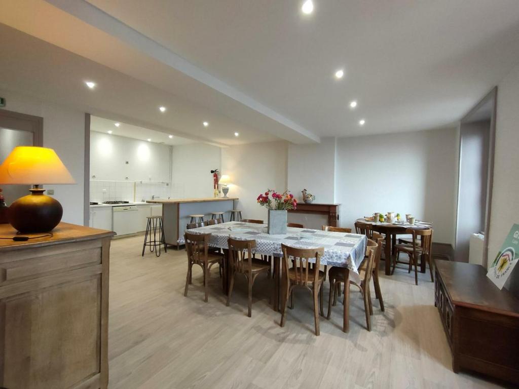Gîte Saint-Haon-le-Châtel, 4 pièces, 11 personnes - FR-1-496-252 photo 1