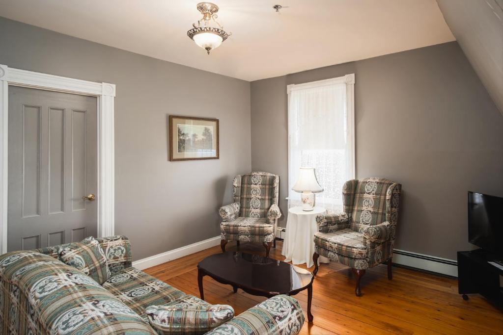 Hillcrest Hall Country Inn photo 4