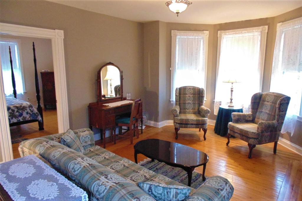 Hillcrest Hall Country Inn photo 2