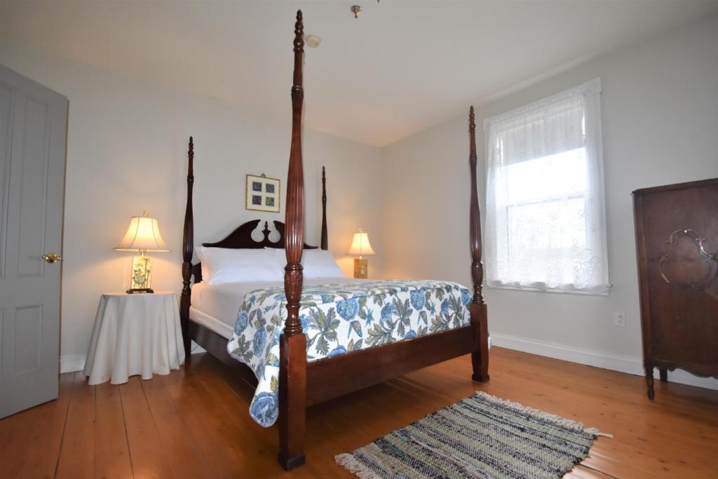 Hillcrest Hall Country Inn photo 1