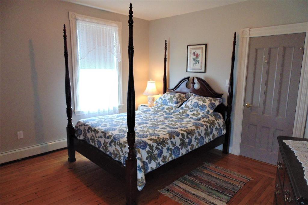 Hillcrest Hall Country Inn photo 3