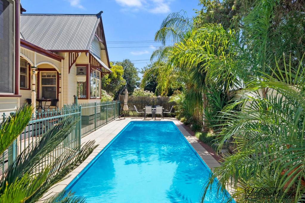 Federation home in town, close to lake & shops photo 3