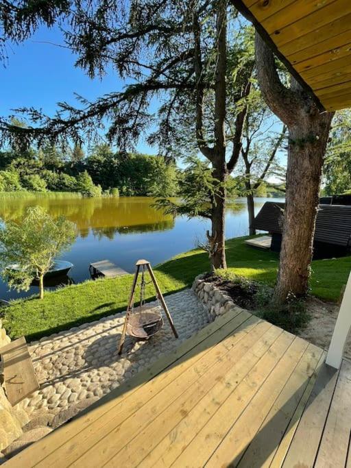 Hyggelig sommerhus. med udsigt, til vand fra senge