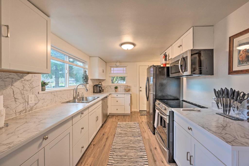 Redmond Farmhouse on 2 Acres with Deck and Grill! photo 1