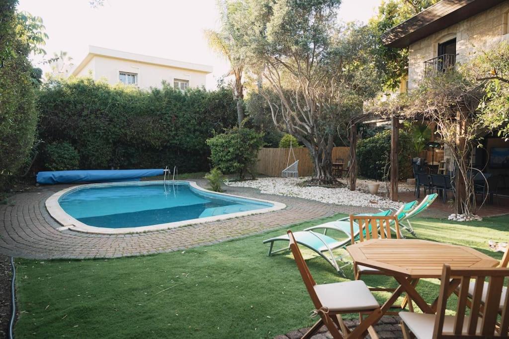 Location! one of a kind Villa in Herzliya photo 1