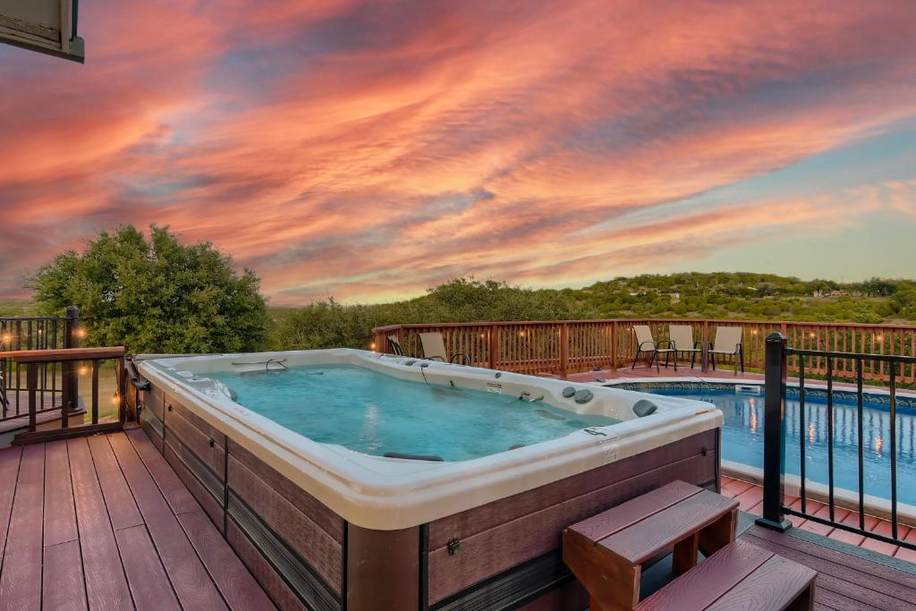 Gorgeous 10 Acre Estate POOL HOT TUB GAME ROOM image