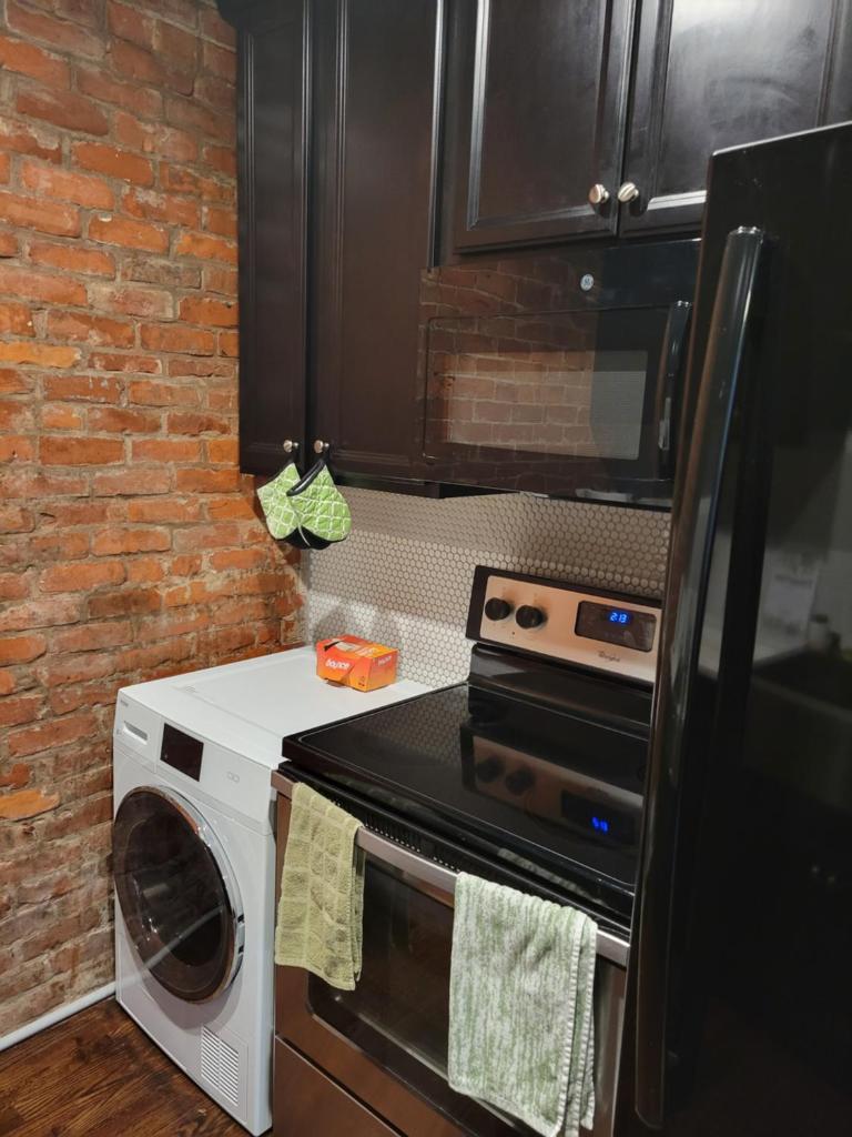 Modern style and comfort near UC photo 3