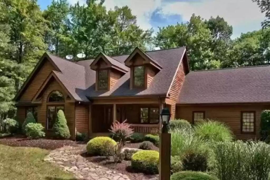 NEW Contemporary Chalet 5 Bed/3 Bath in Split Rock image