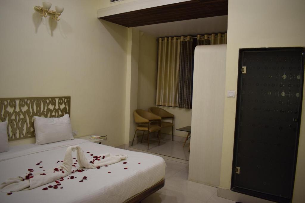 HOTEL THE HILLS photo 2