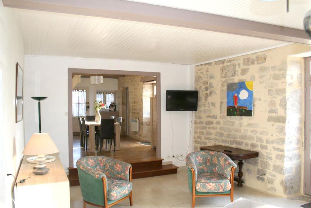 Villa de 3 chambres avec piscine privee jardin clos et wifi a Montfaucon photo 1