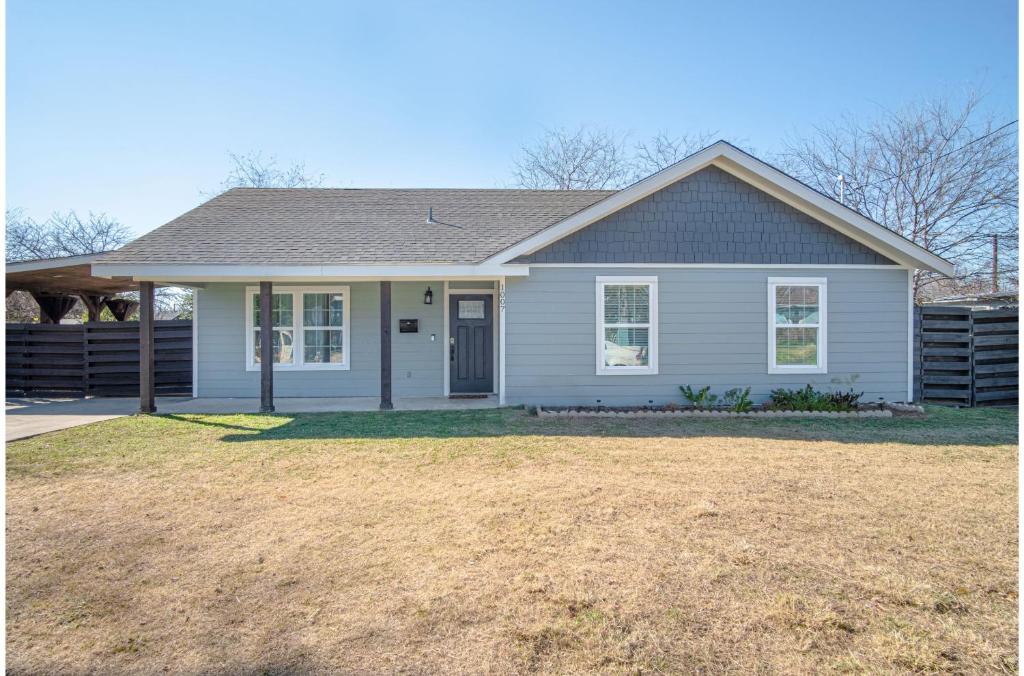 Lovely 3 BR Home Only 9 Minutes From Downtown image