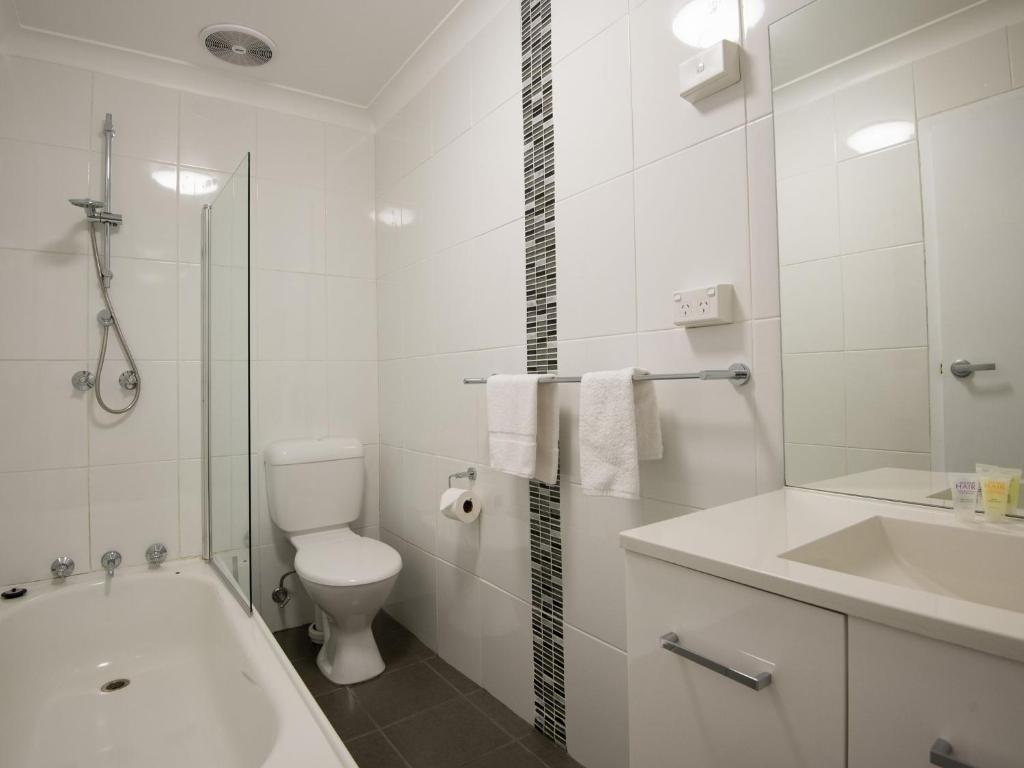 Astrids at Central Park - 2BR l Lake & Mountain Views l Central Location l WiFi - Tap to explore photos