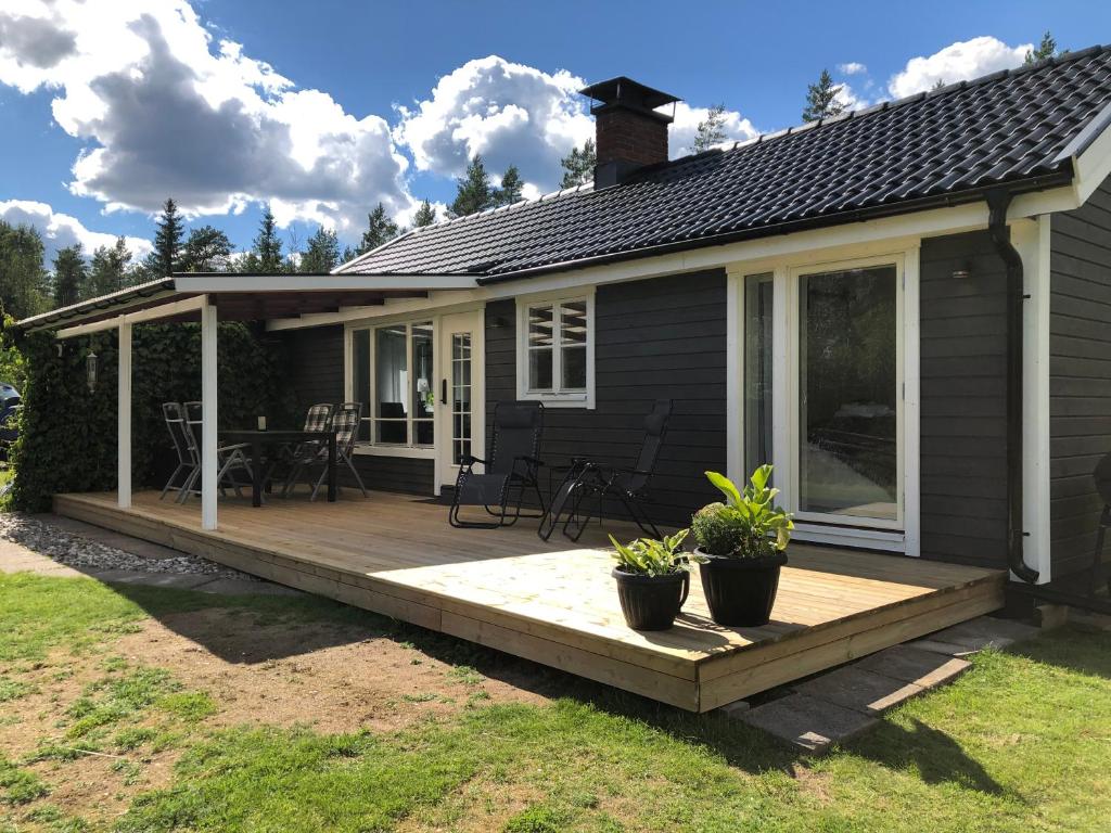 Modern lakeside cottage & boat near Isaberg photo 2