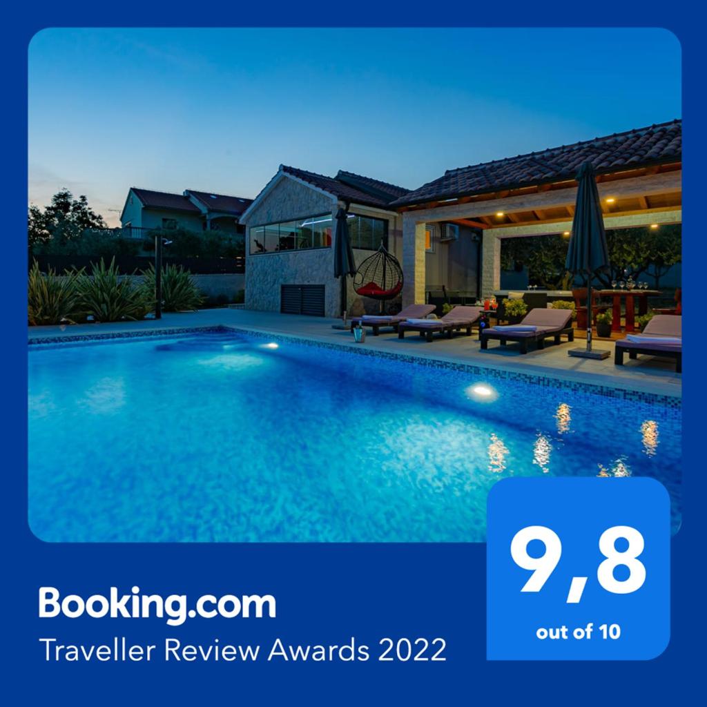 Villa Lorema-pet friendly on 5000 sqm garden,pool, jacuzzi, billiard&PS5 photo 1